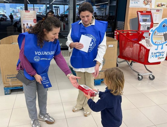 Banco de Alimentos de Vigo recauda 50.000 kilos de comida en el Zampakilos Solidario de Vegalsa-Eroski.