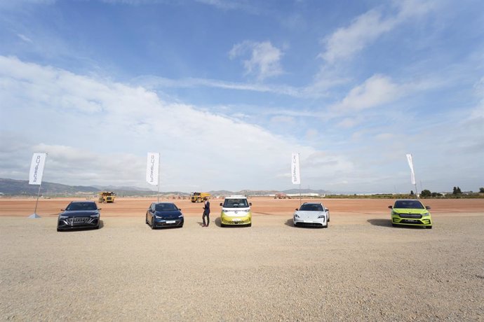 Cinc dels nous vehicles de PowerCo durant l'acte inaugural de l'inici de la construcció de la gigafactoría de PowerCo del Grup Volkswagen, en l'rea Logística de Sagunt.