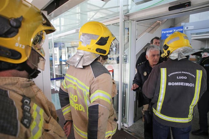Protesta de los bomberos ante el edificio de la Xunta en Lugo