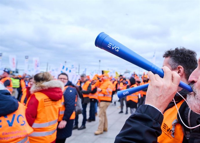 14 March 2023, Berlin: Workers of the EGG Railway and Transport Union demonstrate at Berlin Central Station ahead of the second round of collective bargaining discussions between the EVG union and Deutsche Bahn AG. Photo: Annette Riedl/dpa