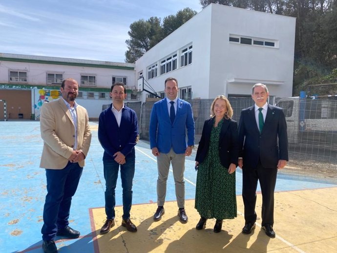 La viceconsejera, entre el alcalde de Priego y el delegado territorial en Córdoba, en su visita al IES Álvarez Cubero.