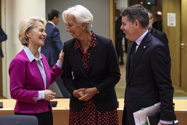 Archivo - La presidenta de la Comisión Europea (d), Ursula von der Leyen, la presidenta del Banco Central Europeo (c), Christine Lagarde, y el presidente del Eurogrupo (d), Paschal Donohoe.