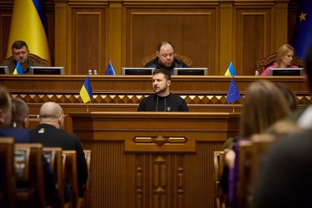 Archivo - El presidente de Ucrania Volodimir Zelenski hablando en el parlamento de Kiev