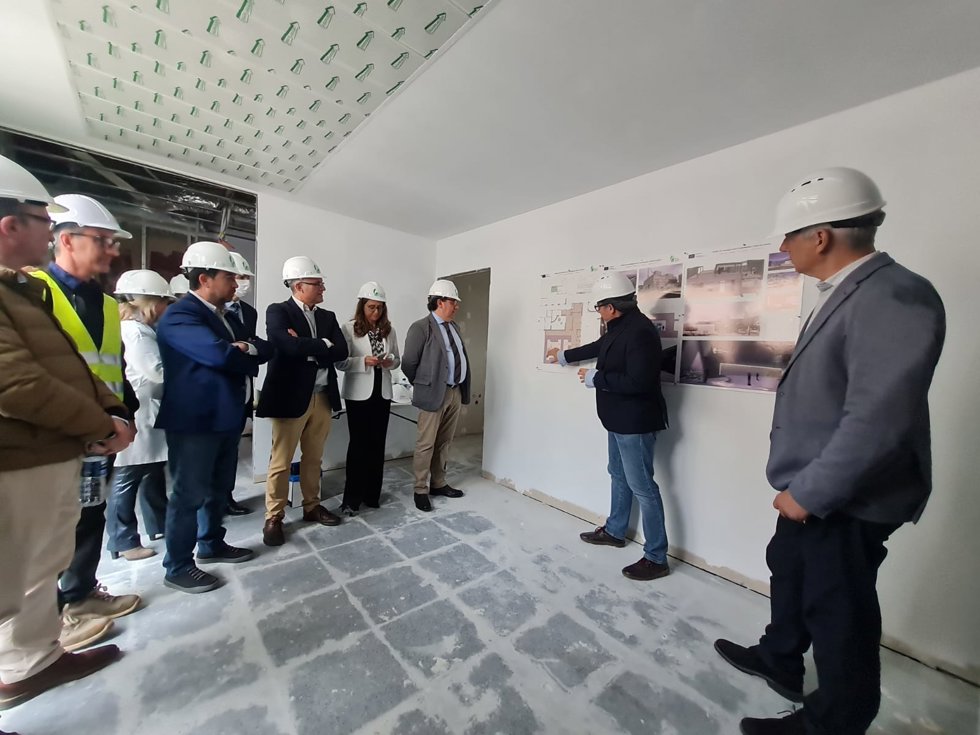 El consejero de Sanidad, José María Vergeles, visita inversiones en el Hospital de Plasencia