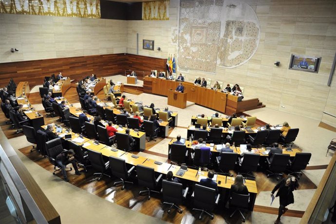 Archivo - Imagen de archivo de un pleno en la Asamblea de Extremadura