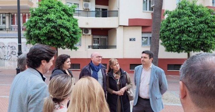 El secretario de Relaciones Institucionales de la Ejecutiva Provincial del PSOE y senador, Amaro Huelva, junto a socialistas onubenses.