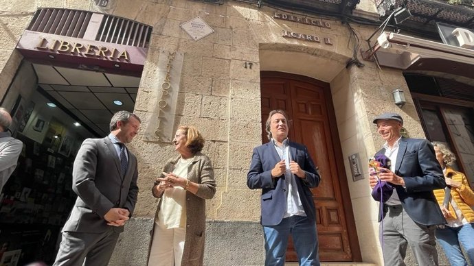 Rosario Pardo junto a la placa con la que le ha homenajeado la ciudad