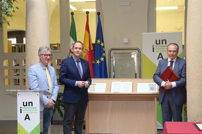 Imagen de la entrega a la UNIA de los Estatutos de 1609 de la Universidad de Baeza