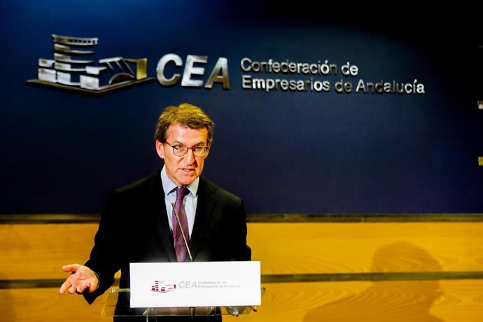 Archivo - El presidente del PP, Alberto Núñez Feijóo , en su intervención con un encuentro con empresarios andaluces.