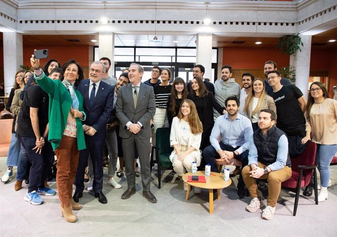 Ana Botín y el rector de la UC mantienen un encuentro con jóvenes emprendedores del Programa Explorer