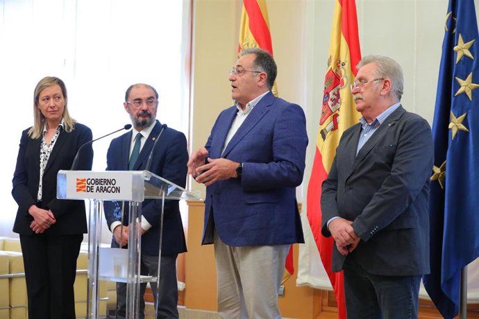El presidente del Gobierno de Aragón, Javier Lambán, y la consejera de Economía, Marta Gastón, junto con los representantes de Logistic Zaraogza SIL.