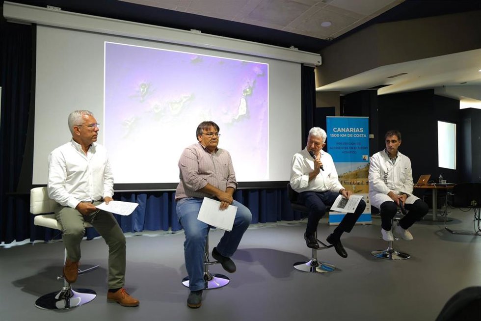 De izquierda a derecha: Sebastián Quintana ('1.500 km de costa'), Pablo Rodríguez (Cabildo de Gran Canaria), Pedro Quevedo (NC) y José Gilberto Moreno (Museo Elder), en el transcurso de la rueda de prensa para presentar el mapa de ahogamientos de Canari