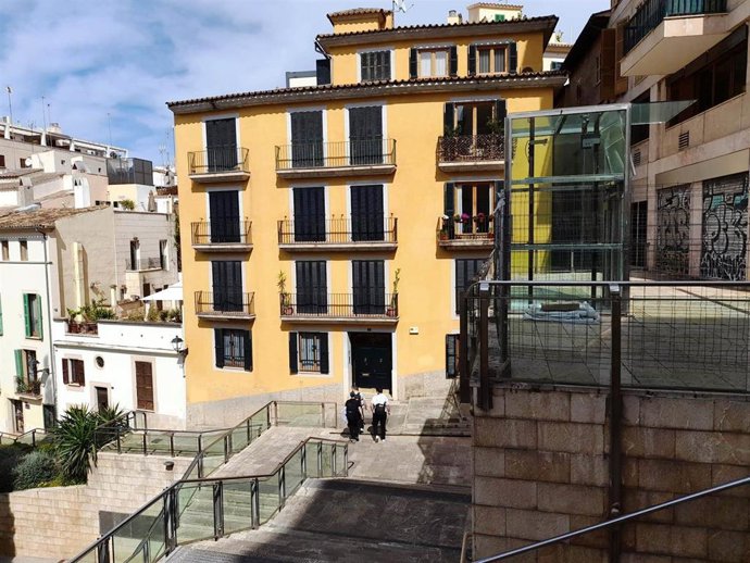 Cort inicia los trabajos previos para renovar el ascensor que une las Ramblas con la plaza Mayor.