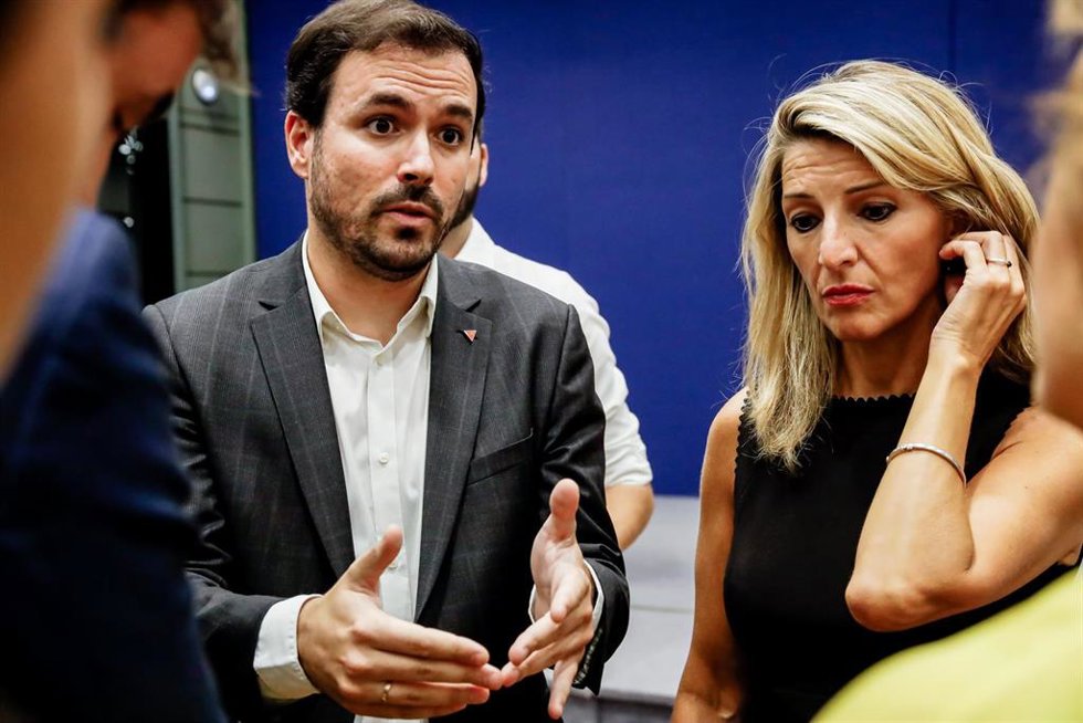 Archivo - La vicepresidenta segunda y ministra de Trabajo, Yolanda Díaz, y el ministro de Consumo, Alberto Garzón, conversan tras una rueda de prensa posterior a una reunión en la sede del Ministerio, a 8 de septiembre de 2022, en Madrid (España).