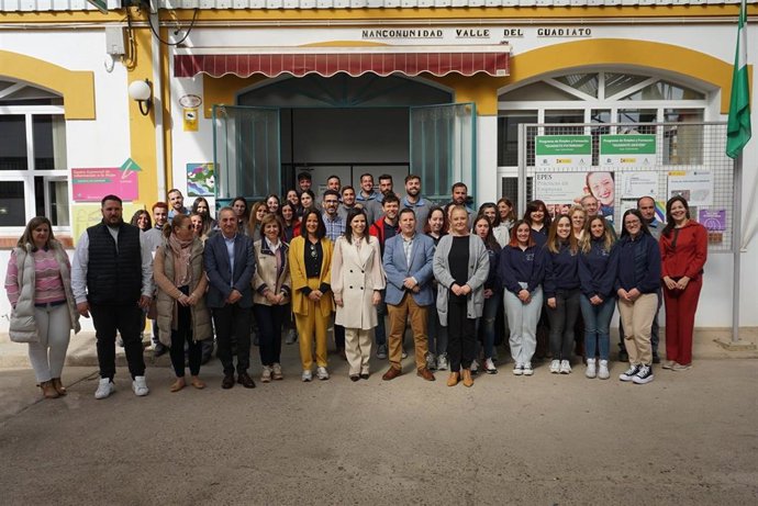 La delegada de Empleo, María Dolores Gálvez (centro), con alcaldes, personas tecnico de la Mancomunidad y beneficiarios de los proyectos.