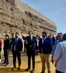 Las autoridades comprueban el resultado de los trabajos de restauración