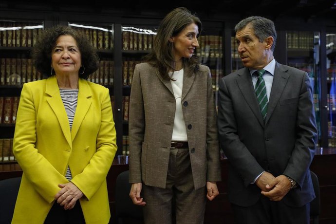 La ministra de Justicia, Pilar Llop, junto al presidente del Tribunal Superior de Justicia de Andalucía (TSJA), Lorenzo del Río, y la rectora de la UGR, Pilar Aranda.