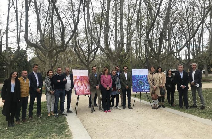 La consejera municipal de Servicios Públicos y Movilidad del Ayuntamiento de Zaragoza, Natalia Chueca, presenta el festival de arquitectura floral '#ZGZFlorece' inspirada en la pasión que ampliará las zonas con la Ruta de los Tulipanes