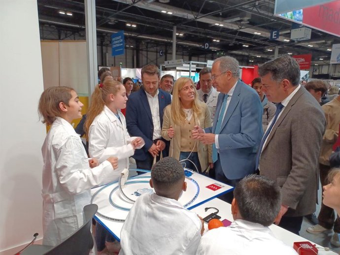 El vicepresidente, consejero de Educación y Universidades, Enrique Ossorio, visita el estand del Gobierno regional en  Aula.