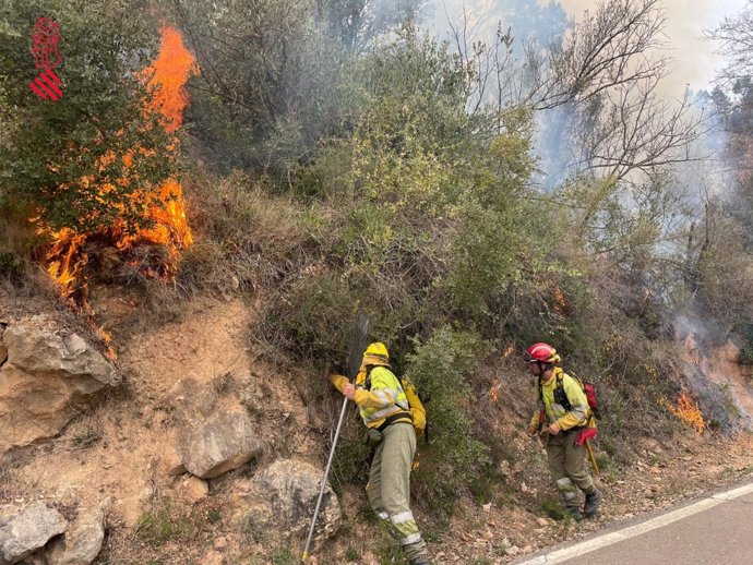 Bomberos forestales de la Generalitat en el incendio de Villanueva de Viver