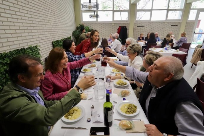La consejera municipal de Servicios Públicos y Movilidad, Natalia Chueca, la concejala delegada de Mayores, Paloma Espinosa, y el consejero municipal de Acción Social y Familia, Ángel Lorén, en el centro de mayores de Universidad