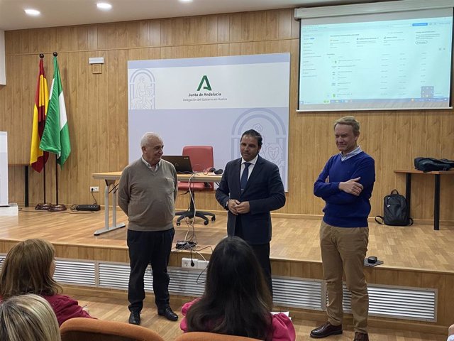 El delegado de Sostenibilidad, Medio Ambiente y Economía Azul de la Junta en Huelva, Pedro Yórquez, ha abierto la primera reunión del grupo de trabajo del Plan de Mejora de la Calidad del Aire de la Zona Industrial de Huelva.