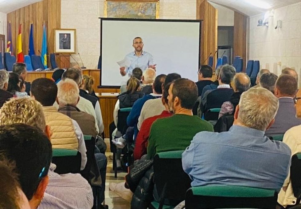 El regidor de Cs Andratx, Ángel Hoyos, en un encuentro con empresas del sector
