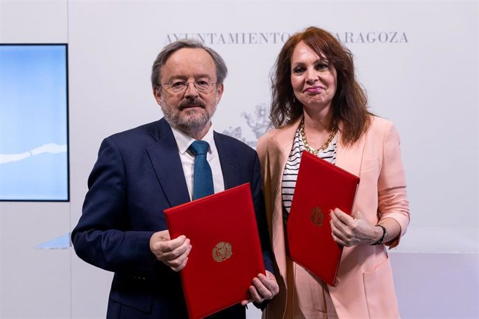 La consejera municipal de Economía, Innovación y Empleo del Ayuntamiento de Zaragoza, Carmen Herrarte, ha firmado un acuerdo con el secretario general de UPTA-Aragón, Álvaro Bajén