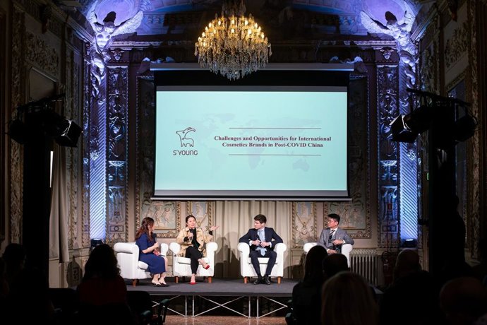 Roundtable discussion at S'Young Exclusive Cosmetics Forum