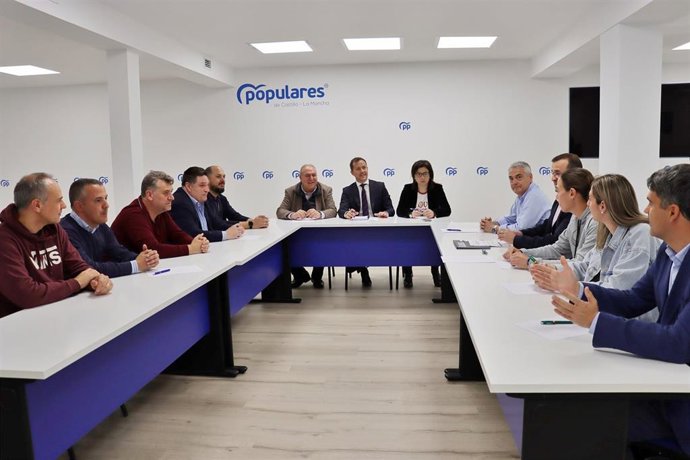 El candidato a la Alcaldía de Toledo y presidente provincial del Partido Popular, Carlos Velázquez, y la portavoz de Interior del PP en el Congreso de los Diputados, Ana Vázquez.