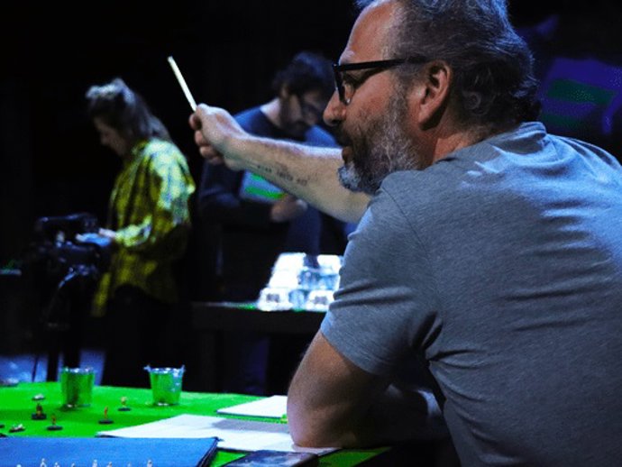 L'Odissea, de les nostres vides es la nueva creación de Teatro de lo inestable, una pieza de Jacobo Pallarés en coproducción con Rambleta, con la que la compañía, y el propio autor, celebran su 25 aniversario en las artes escénicas.