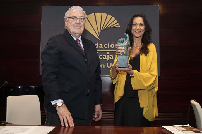 El presidente de Fundación Unicaja, Mariano Vergara, junto a la escritora Xenia García, premiada por la obra 'Kudryavka (Perra de pelo rizado)',