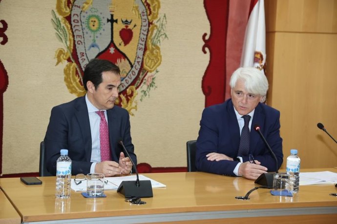 El consejero de Justicia junto al presidente del Colegio de Abogados de Málaga.