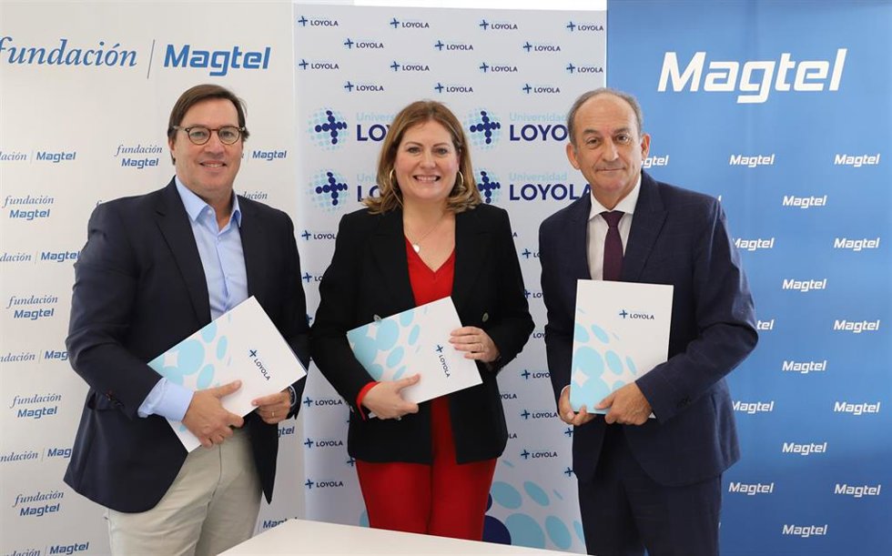 Auxiliadora López (centro), entre Martín Salgado y Gabriel Pérez, tras la firma del convenio.
