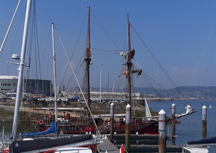 Archivo - El barco 'Atyla', durante su escala en el Puerto Deportivo de Gijón en 2019