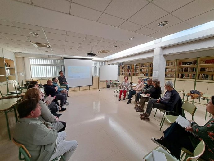 Elena Navarro visita el IES La Ribera para tratar las acciones sobre el plan municipal de prevención de las adicciones
