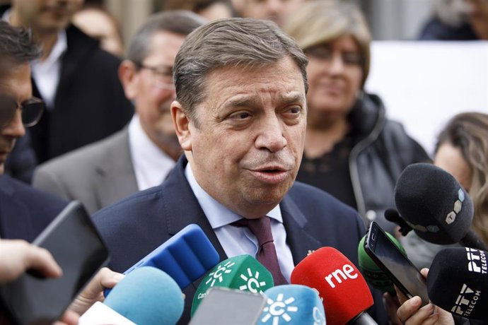 El Ministro de agricultura Luis Planas en declaraciones a la prensa después de la visita a el  Merca 80 a 09 de marzo del 2023 en Granada 