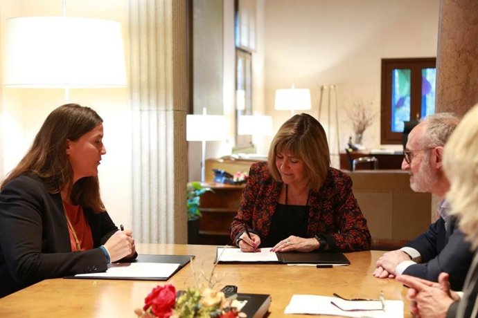 La presidenta de la Diputación de Barcelona, Núria Marín, y la directora ejecutiva de Gasol Foundation Europa, Cristina Ribes, firman el convenio para reducir la obesidad infantil en guarderías.