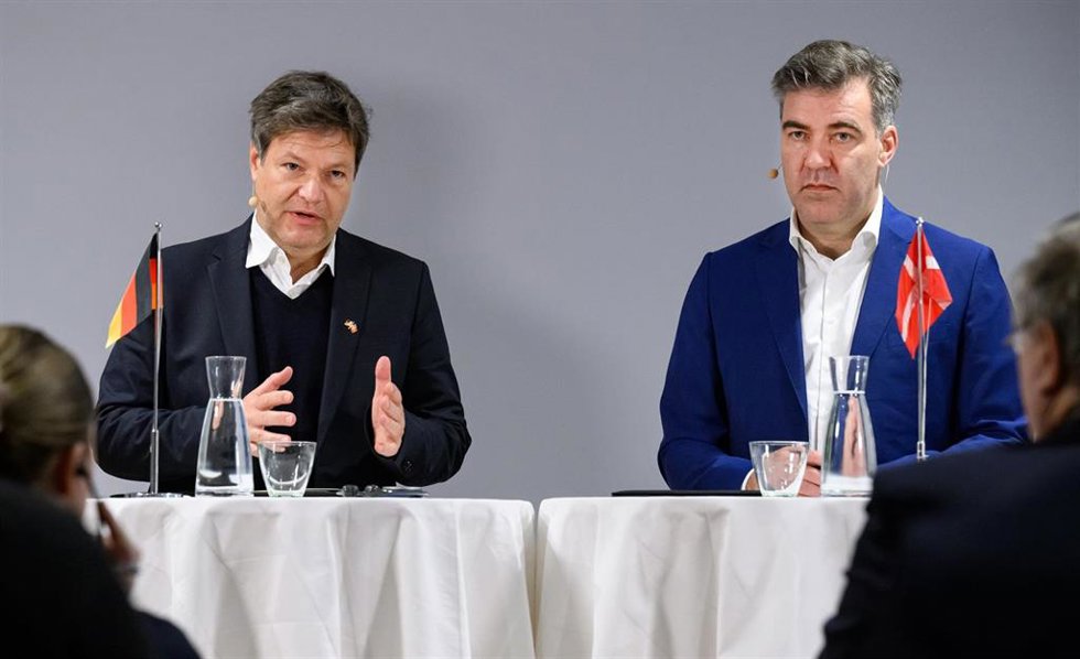 El ministro alemán de Economía y Clima, Robert Habeck (i), y el ministro danés de Clima, Energía y Servicios, Lars Aagaard (d).