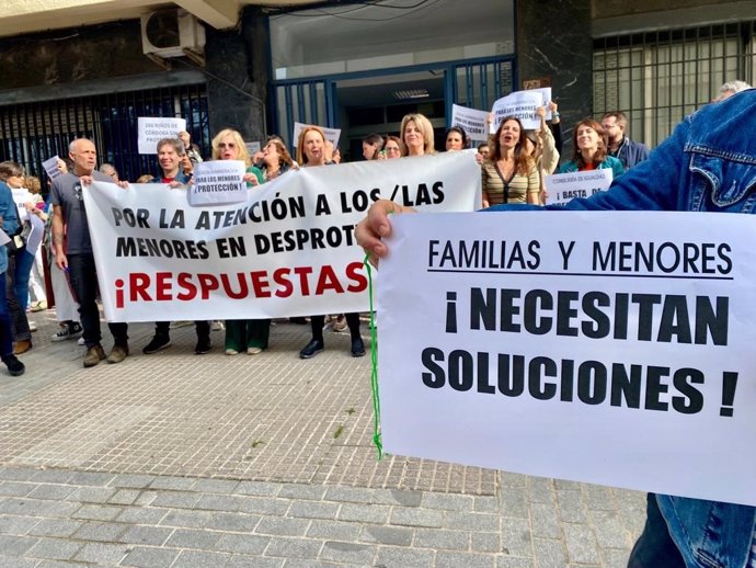 Concentración de protesta de trabajadores del Servicio de Protección de Menores de la Junta en Córdoba.