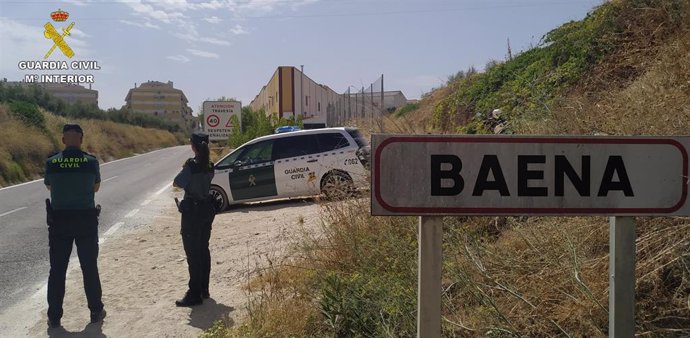 Archivo - Una patrulla de la Guardia Civil a la entrada de Baena (Córdoba).