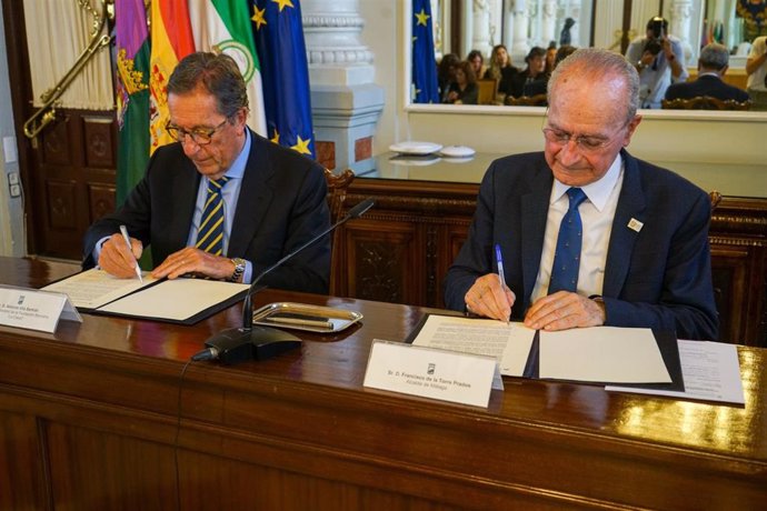 El alcalde de Málaga, Francisco de la Torre, y el director general de la Fundación "la Caixa", Antonio Vila Bertrán, firman un acuerdo
