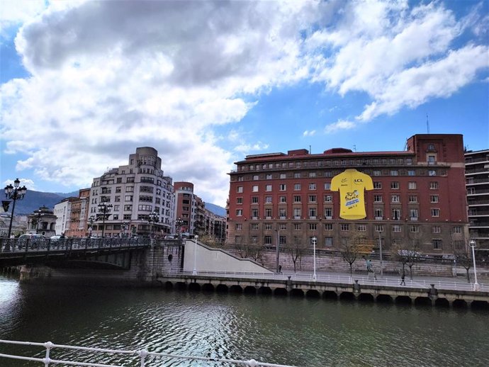 Gran camiseta del Tour de Francia instalada frente al Ayuntamiento de Bilbao
