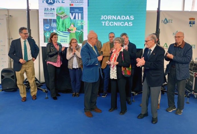El presidente de Feragua, José Manuel Cepeda, hace entrega de una placa de reconocimiento a la viuda de Luciano Mateos.