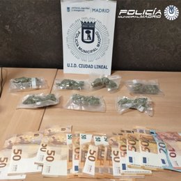 Dinero y marihuana intervenidos por los agentes en Ciudad Lineal.
