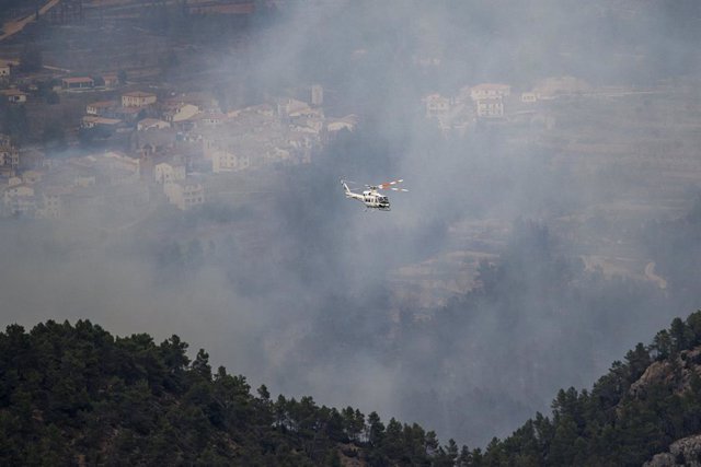 Un helicòpter sobrevola Sant Agustín en l'incendi forestal originat a Vilanova de Viver
