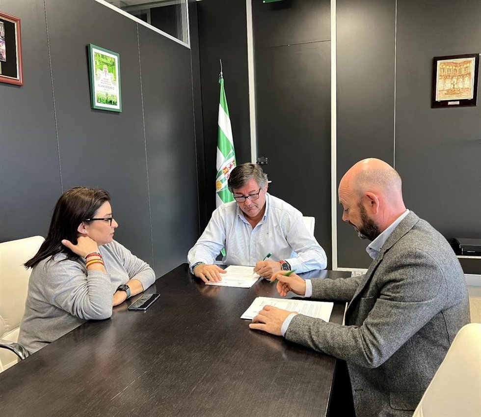 Javier González (centro) y Javier Gracia, durante la firma del convenio.