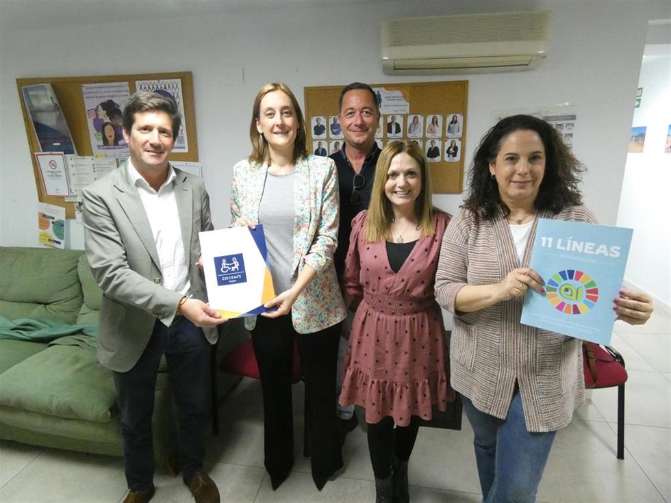 El candidato a la Alcaldía de Huelva y portavoz del Grupo Municipal de Ciudadanos (Cs) en el Ayuntamiento de la capital, Guillermo García de Longoria, durante su encuentro con Cocemfe.