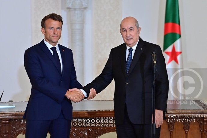 Archivo - El presidente francés, Emmanuel Macron, y su homólogo argelino, Abdelmajid Tebune
