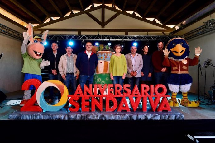 La consejera Rebeca Esnaola, en el acto del 20 aniversario de Sendaviva, junto a los alcaldes de Arguedas y Valtierra, responsables de la Junta de Bardenas, el consorcio Eder, Nicdo y Sendaviva.